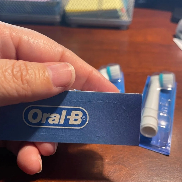 Lot of 4 Oral-B Replacement Electric Toothbrush Heads NWT - Picture 4 of 11